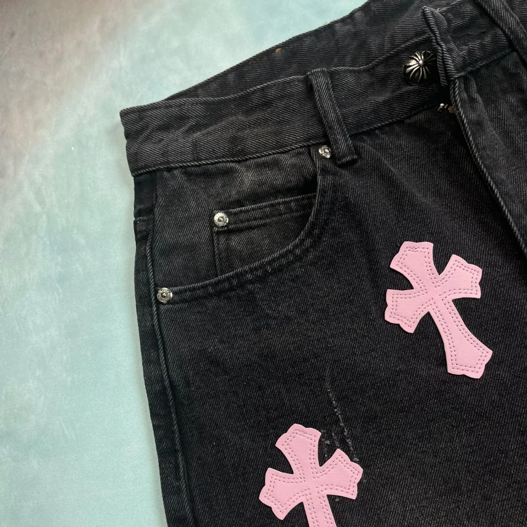 🅿️236 🔘Style No.-KL151 🔘Cro Heart𝐂𝐡𝐫𝐨𝐦𝐞 𝐇𝐞𝐚𝐫𝐭 Classic CH Cross Patch Leather Jeans [Black Pink] The top-notch heavy-duty washing water gives the denim a natural aged texture, making it softer and softer to the touch, and every fold is a filter of age. The calfskin cross is fully laser-cut, with neat lines like works of art, and high-grade matte edges. The distressed silver hardware has its own retro buff, and the buttons and zippers tell a story the more they are used. The straight silhouette is perfect for concealing your body, and the hips become wider and the legs become thicker in seconds. Pair it with short boots to make you look taller, or wear it with dad shoes for a lazy look. You can wear it casually with a white T-shirt and it will make you shine. From the leather to the wiring, everything is top-notch, and you can tell the texture at the first touch - it's not in the same dimension as the currency at all!  Size: S M L XL (28.30.32.34) Color: black with black, black with white, black with pink